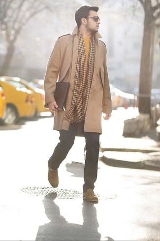 Schal mit Hahnentritt-Muster kombinieren – 28 Herren Outfits: Kombinieren Sie einen camel Mantel mit einem Schal mit Hahnentritt-Muster für einen entspannten Wochenend-Look. Komplettieren Sie Ihr Outfit mit beige Wildleder Slippern, um Ihr Modebewusstsein zu zeigen.