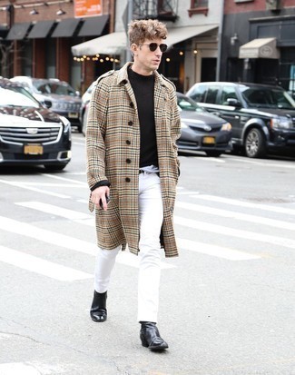 Weiße Jeans kombinieren – 1200+ Herren Outfits: Kombinieren Sie einen camel Mantel mit Hahnentritt-Muster mit weißen Jeans für einen für die Arbeit geeigneten Look. Fühlen Sie sich ideenreich? Komplettieren Sie Ihr Outfit mit schwarzen Chelsea Boots aus Leder.