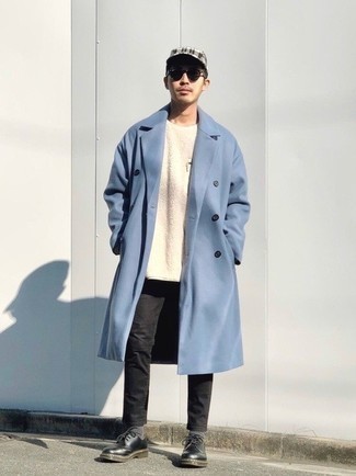 Hellblauen Mantel kombinieren – 33 Herren Outfits: Kombinieren Sie einen hellblauen Mantel mit schwarzen Jeans für einen für die Arbeit geeigneten Look. Fühlen Sie sich ideenreich? Entscheiden Sie sich für schwarzen Leder Derby Schuhe.