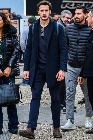 Dunkelblauen Pullover mit einem Rundhalsausschnitt kombinieren – 1029+ Herren Outfits: Tragen Sie einen dunkelblauen Pullover mit einem Rundhalsausschnitt und dunkelblauen Jeans, um mühelos alles zu meistern, was auch immer der Tag bringen mag. Fühlen Sie sich ideenreich? Entscheiden Sie sich für dunkelbraunen Chelsea Boots aus Wildleder.