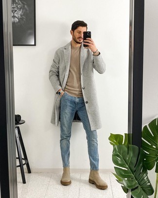 30 Jährige: Hellbeige Chelsea Boots kombinieren – 411 Herren Outfits: Kombinieren Sie einen grauen Mantel mit blauen Jeans, wenn Sie einen gepflegten und stylischen Look wollen. Fühlen Sie sich ideenreich? Wählen Sie hellbeige Chelsea Boots.