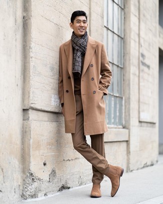 Grauen Schal mit Vichy-Muster kombinieren – 10 Herren Outfits: Entscheiden Sie sich für Komfort in einem camel Mantel und einem grauen Schal mit Vichy-Muster. Fühlen Sie sich mutig? Ergänzen Sie Ihr Outfit mit beige Chelsea Boots aus Wildleder.