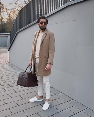 Pullover mit einem Rundhalsausschnitt kombinieren – 500+ Herren Outfits: Kombinieren Sie einen Pullover mit einem Rundhalsausschnitt mit weißen Jeans für einen bequemen Alltags-Look. Weiße Leder niedrige Sneakers fügen sich nahtlos in einer Vielzahl von Outfits ein.