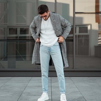 Welche Mäntel mit weißer und schwarzer niedriger Sneakers zu tragen – 500+ Herren Outfits: Entscheiden Sie sich für einen Mantel und hellblauen Jeans für Ihren Bürojob. Suchen Sie nach leichtem Schuhwerk? Ergänzen Sie Ihr Outfit mit weißen und schwarzen niedrigen Sneakers für den Tag.