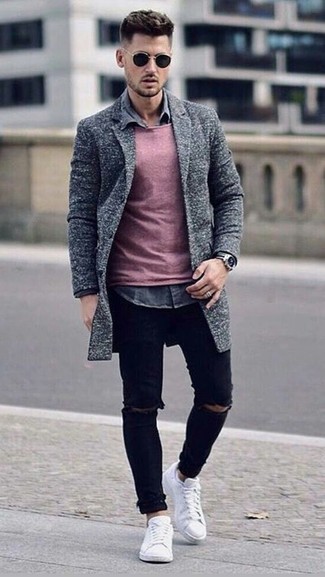 grauer Mantel, rosa Pullover mit einem Rundhalsausschnitt, graues Jeanshemd, schwarze enge Jeans mit Destroyed-Effekten für Herren