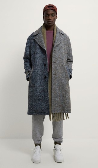 Herren Outfits 2022: Kombinieren Sie einen hellblauen Mantel mit Fischgrätenmuster mit einer grauen Jogginghose für ein bequemes Outfit, das außerdem gut zusammen passt. Weiße Leder niedrige Sneakers liefern einen wunderschönen Kontrast zu dem Rest des Looks.