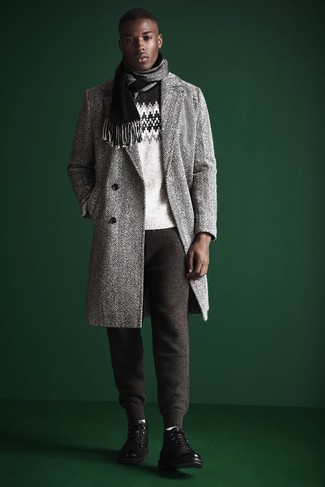 grauer Pullover mit einem Rundhalsausschnitt mit Norwegermuster von Solid