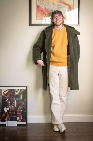 Orange Pullover mit einem Rundhalsausschnitt kombinieren – 215 Herren Outfits: Kombinieren Sie einen orange Pullover mit einem Rundhalsausschnitt mit einer weißen Chinohose für ein großartiges Wochenend-Outfit. Wenn Sie nicht durch und durch formal auftreten möchten, wählen Sie weißen hohe Sneakers aus Segeltuch.