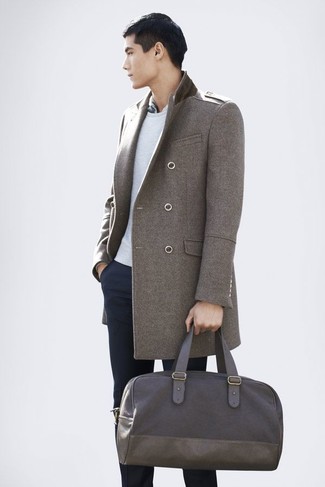 Braune Segeltuch Reisetasche kombinieren – 9 Herbst Herren Outfits: Für ein bequemes Couch-Outfit, kombinieren Sie einen braunen Mantel mit einer braunen Segeltuch Reisetasche. So einfach kann ein stylischer Herbst-Look sein.