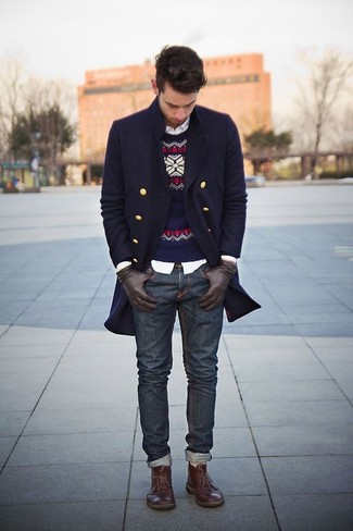 dunkelblauer Mantel, dunkelblauer Pullover mit einem Rundhalsausschnitt mit Fair Isle-Muster, weißes Langarmhemd, dunkelblaue Jeans für Herren