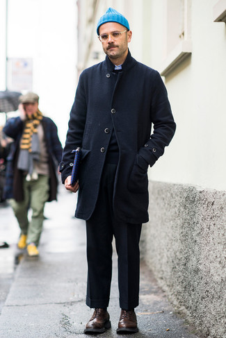 Schwarze Wollanzughose kombinieren – 57 Herren Outfits: Kombinieren Sie einen dunkelblauen Mantel mit einer schwarzen Wollanzughose für einen stilvollen, eleganten Look. Suchen Sie nach leichtem Schuhwerk? Wählen Sie dunkelbraunen Leder Brogues für den Tag.