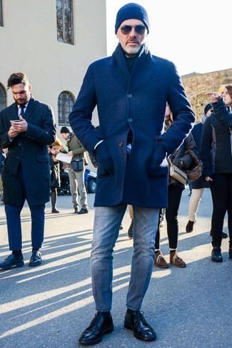 Wie hellblaue Jeans mit weißen Hemdes zu kombinieren – 17 Smart-Casual Herren Outfits kalt Wetter: Die Vielseitigkeit von einem weißen Hemd und hellblauen Jeans machen sie zu einer lohnenswerten Investition. Wählen Sie schwarzen Leder Derby Schuhe, um Ihr Modebewusstsein zu zeigen.