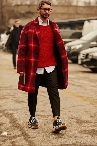 30 Jährige: Wie braune Schuhe mit roten Pullovers zu kombinieren – 180 Herbst Herren Outfits: Erwägen Sie das Tragen von einem roten Pullover und einer dunkelbraunen Chinohose, um mühelos alles zu meistern, was auch immer der Tag bringen mag. Vervollständigen Sie Ihr Look mit dunkelbraunen Sportschuhen. Dieses Outfit könnte zu Ihren Lieblings-Übergangs-Look werden!