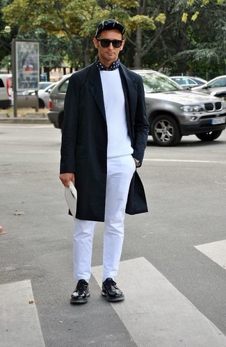 schwarzer Mantel, weißer Pullover mit einem Rundhalsausschnitt, schwarzes und weißes gepunktetes Langarmhemd, weiße Chinohose für Herren