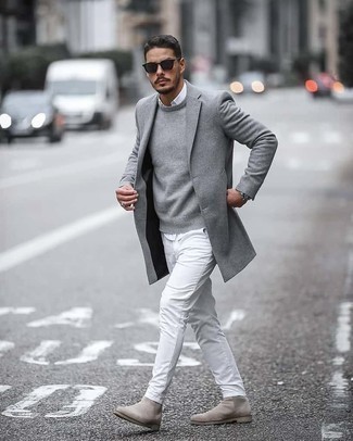 Wie dunkelgrauen Mantel mit weißer Chinohose zu kombinieren – 23 Smart-Casual Herren Outfits: Kombinieren Sie einen dunkelgrauen Mantel mit einer weißen Chinohose, um einen modischen Freizeitlook zu kreieren. Ergänzen Sie Ihr Outfit mit hellbeige Chelsea Boots aus Wildleder, um Ihr Modebewusstsein zu zeigen.