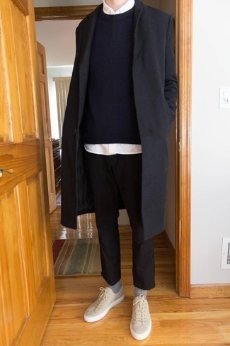 Schwarze Chinohose kombinieren – 500+ Herren Outfits kalt Wetter: Ein schwarzer Mantel und eine schwarze Chinohose sind eine großartige Outfit-Formel für Ihre Sammlung. Fühlen Sie sich mutig? Vervollständigen Sie Ihr Outfit mit hellbeige Segeltuch niedrigen Sneakers.