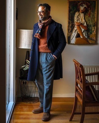 Senf Schal kombinieren – 77 Herren Outfits: Ein dunkelblauer Mantel und ein senf Schal sind eine großartige Outfit-Formel für Ihre Sammlung. Vervollständigen Sie Ihr Outfit mit dunkelbraunen Chukka-Stiefeln aus Wildleder, um Ihr Modebewusstsein zu zeigen.