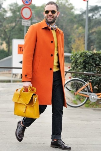 Dunkelbraune Leder Derby Schuhe kombinieren – 162 Herren Outfits kalt Wetter: Vereinigen Sie einen orange Mantel mit schwarzen Jeans für Ihren Bürojob. Ergänzen Sie Ihr Outfit mit dunkelbraunen Leder Derby Schuhen, um Ihr Modebewusstsein zu zeigen.