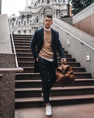 30 Jährige: Braune Reisetasche kombinieren – 30 Smart-Casual Herren Outfits kalt Wetter: Ein dunkelblauer Mantel und eine braune Reisetasche sind das Outfit Ihrer Wahl für faule Tage. Weiße Segeltuch niedrige Sneakers sind eine großartige Wahl, um dieses Outfit zu vervollständigen.