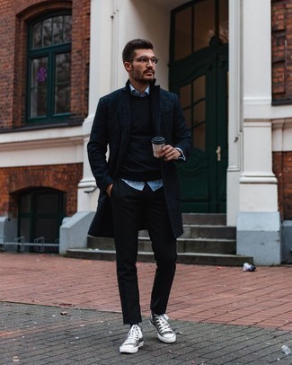 Schwarzen Pullover mit einem Rundhalsausschnitt kombinieren – 500+ Herren Outfits: Kombinieren Sie einen schwarzen Pullover mit einem Rundhalsausschnitt mit einer schwarzen Chinohose für ein bequemes Outfit, das außerdem gut zusammen passt. Wenn Sie nicht durch und durch formal auftreten möchten, komplettieren Sie Ihr Outfit mit dunkelgrauen hohen Sneakers aus Segeltuch.