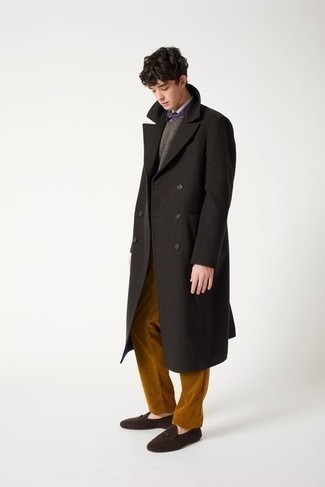 Rotbraune Cord Chinohose kombinieren – 296 Herren Outfits: Ein schwarzer Mantel und eine rotbraune Cord Chinohose sind eine großartige Outfit-Formel für Ihre Sammlung. Fühlen Sie sich mutig? Vervollständigen Sie Ihr Outfit mit dunkelbraunen Wildleder Slippern.