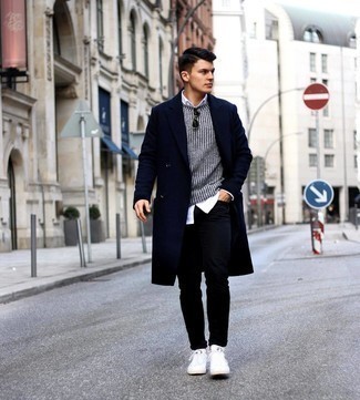 30 Jährige: Blauen Mantel kombinieren – 500+ Herren Outfits: Erwägen Sie das Tragen von einem blauen Mantel und schwarzen Jeans, um einen modischen Freizeitlook zu kreieren. Fühlen Sie sich ideenreich? Wählen Sie weißen Segeltuch niedrige Sneakers.