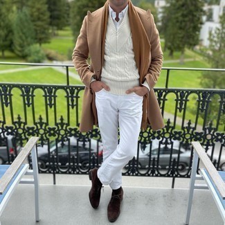 Weißen Pullover mit einem Rundhalsausschnitt kombinieren – 500+ Herren Outfits: Kombinieren Sie einen weißen Pullover mit einem Rundhalsausschnitt mit weißen Jeans, um einen lockeren, aber dennoch stylischen Look zu erhalten. Dunkelbraune Chukka-Stiefel aus Wildleder sind eine kluge Wahl, um dieses Outfit zu vervollständigen.