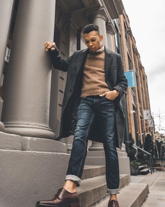 Derby Schuhe kombinieren – 500+ Herren Outfits: Kombinieren Sie einen dunkelgrauen Mantel mit dunkelblauen Jeans, wenn Sie einen gepflegten und stylischen Look wollen. Fühlen Sie sich mutig? Wählen Sie Derby Schuhe.