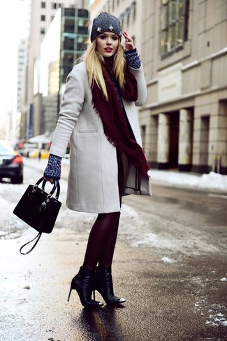 Dunkelroten Schal kombinieren – 176 Damen Outfits: Vereinigen Sie einen grauen Mantel mit einem dunkelroten Schal - mehr brauchen Sie nicht, um einen idealen Casual-Look zu erzielen. Schwarze Leder Stiefeletten fügen sich nahtlos in einer Vielzahl von Outfits ein.