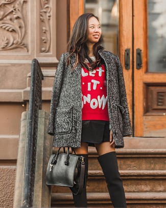 Roten Pullover mit einem Rundhalsausschnitt mit Weihnachten Muster kombinieren – 8 Damen Outfits: Erwägen Sie das Tragen von einem roten Pullover mit einem Rundhalsausschnitt mit Weihnachten Muster und einem schwarzen Minirock für ein wunderbares Wochenend-Outfit. Fühlen Sie sich ideenreich? Komplettieren Sie Ihr Outfit mit schwarzen Overknee Stiefeln aus Segeltuch.