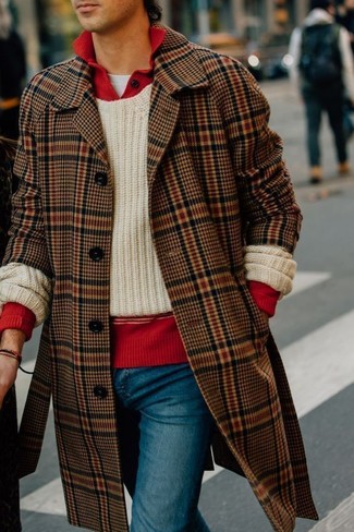 brauner Mantel mit Schottenmuster, hellbeige Strick Pullover mit einem Rundhalsausschnitt, roter Polo Pullover, weißes T-Shirt mit einem Rundhalsausschnitt für Herren