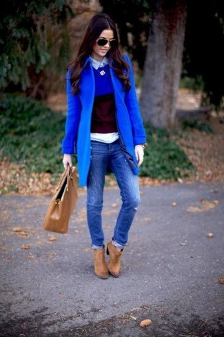 blauer Mantel, blauer Pullover mit einem Rundhalsausschnitt, hellblaues Polohemd, blaue enge Jeans mit Destroyed-Effekten für Damen