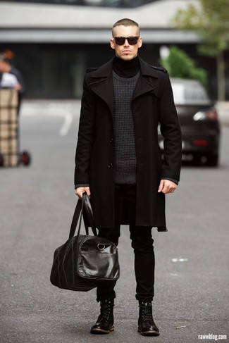 schwarzer Mantel, dunkelgrauer Pullover mit einem Rundhalsausschnitt, schwarzer Rollkragenpullover, schwarze Jeans für Herren