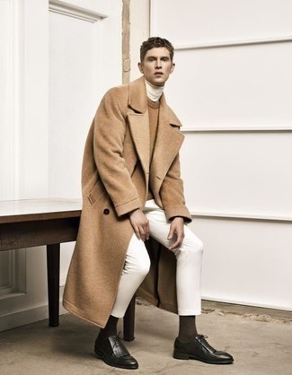 Beige Pullover mit einem Rundhalsausschnitt kombinieren – 500+ Herren Outfits: Tragen Sie einen beige Pullover mit einem Rundhalsausschnitt und eine weiße Chinohose, um einen lockeren, aber dennoch stylischen Look zu erhalten. Fühlen Sie sich ideenreich? Komplettieren Sie Ihr Outfit mit schwarzen Leder Oxford Schuhen.