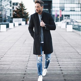 30 Jährige: Weiße niedrige Sneakers kombinieren – 500+ Herren Outfits kalt Wetter: Die Paarung aus einem schwarzen Mantel und blauen Jeans mit Destroyed-Effekten ist eine komfortable Wahl, um Besorgungen in der Stadt zu erledigen. Komplettieren Sie Ihr Outfit mit weißen niedrigen Sneakers.