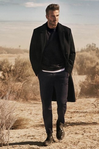 David Beckham trägt schwarzer Mantel, schwarzer Pullover mit einem Rundhalsausschnitt, weißes T-Shirt mit einem Rundhalsausschnitt, dunkelblaue Anzughose