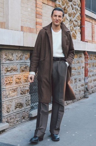 Welche Freizeitstiefel mit braunen Mantels zu tragen – 63 Herren Outfits kühl Wetter: Vereinigen Sie einen braunen Mantel mit einer grauen Anzughose für einen stilvollen, eleganten Look. Fühlen Sie sich mutig? Entscheiden Sie sich für eine Freizeitstiefel.