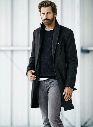 Silberne Jeans kombinieren – 440 Smart-Casual Herbst Herren Outfits: Vereinigen Sie einen schwarzen Mantel mit silbernen Jeans, um einen modischen Freizeitlook zu kreieren. Dieses Outfit  ist für die Übergangszeit einfach genial.
