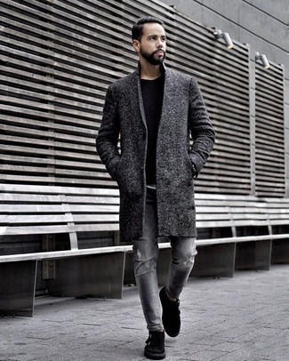 Welche Pullover mit einem Rundhalsausschnitt mit grauen Mantels zu tragen – 24 Casual Herren Outfits kalt Wetter: Entscheiden Sie sich für einen grauen Mantel und einen Pullover mit einem Rundhalsausschnitt für Drinks nach der Arbeit. Fühlen Sie sich mutig? Wählen Sie schwarzen Doppelmonks aus Wildleder.