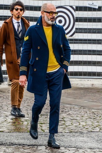 Gelbe Sonnenbrille kombinieren – 293 Herren Outfits: Ein dunkelblauer Mantel und eine gelbe Sonnenbrille vermitteln eine sorglose und entspannte Atmosphäre. Fühlen Sie sich mutig? Wählen Sie schwarzen Leder Oxford Schuhe.