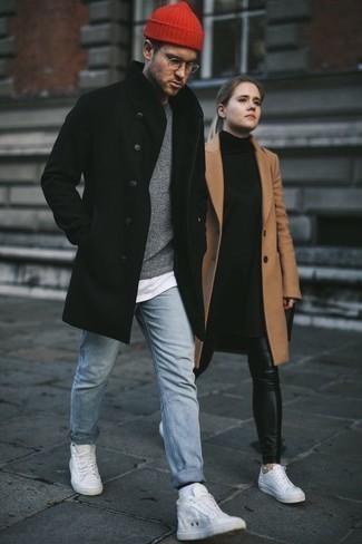 Grauen Pullover mit einem Rundhalsausschnitt kombinieren – 500+ Herren Outfits: Tragen Sie einen grauen Pullover mit einem Rundhalsausschnitt und hellblauen Jeans für einen bequemen Alltags-Look. Fühlen Sie sich ideenreich? Ergänzen Sie Ihr Outfit mit weißen hohen Sneakers aus Segeltuch.