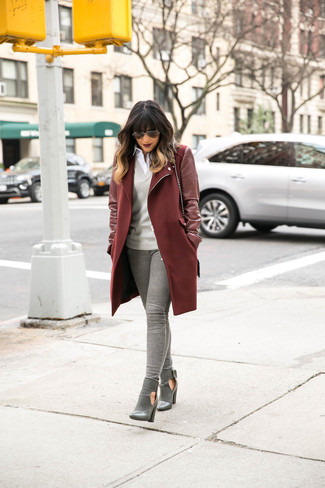 Graue Jeans kombinieren – 452 Damen Outfits: Um einen unkompliziertfen aber stilsicheren Freizeit-Look zu erzeugen, tragen Sie einen dunkelroten Mantel und grauen Jeans. Vervollständigen Sie Ihr Look mit grauen Leder Stiefeletten.