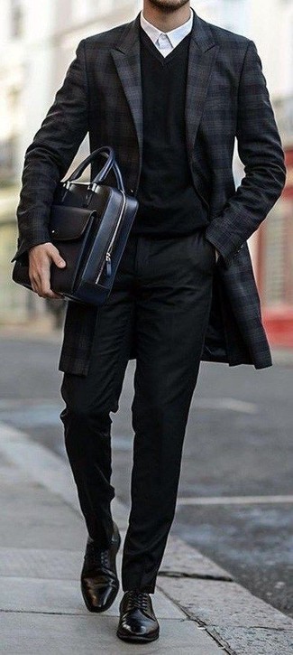 Wie Mantel mit Pullovers mit einem V-Ausschnitt zu kombinieren – 67 Herbst Herren Outfits: Paaren Sie einen Mantel mit einem Pullover mit einem V-Ausschnitt, wenn Sie einen gepflegten und stylischen Look wollen. Entscheiden Sie sich für schwarzen Leder Derby Schuhe, um Ihr Modebewusstsein zu zeigen. Ein stylischer Übergangs-Look.