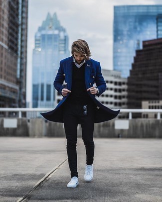 Schwarze enge Jeans kombinieren – 492 Herren Outfits kalt Wetter: Entscheiden Sie sich für einen dunkelblauen Mantel und schwarzen enge Jeans für ein bequemes Outfit, das außerdem gut zusammen passt. Fühlen Sie sich mutig? Komplettieren Sie Ihr Outfit mit weißen Segeltuch niedrigen Sneakers.