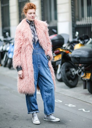 Hohe Sneakers kombinieren – 312 Damen Outfits: Probieren Sie diese Kombination aus einem rosa flauschigen Mantel und einer blauen Jeans Latzhose, um ein schickes Casual-Outfit zu kreieren. Fühlen Sie sich ideenreich? Komplettieren Sie Ihr Outfit mit hohen Sneakers.
