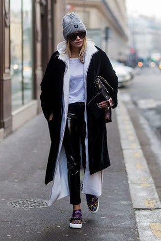 schwarzer Mantel, weißer Pullover mit einer Kapuze, weißes T-Shirt mit  einem Rundhalsausschnitt, schwarze Leder enge Jeans für Damen | Lookastic