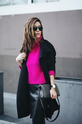 Rosa Pullover mit einer weiten Rollkragen kombinieren – 3 Damen Outfits: Wenn Sie ein perfektes Freizeit-Outfit kreieren möchten, bleiben ein rosa Pullover mit einer weiten Rollkragen und ein schwarzer Leder Bleistiftrock ein Klassiker.