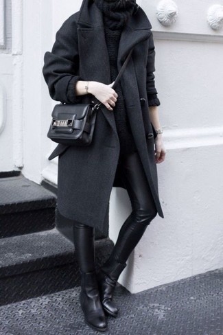 dunkelgrauer Mantel, schwarzer Pullover mit einer weiten Rollkragen, schwarze Leder enge Jeans, schwarze Chelsea-Stiefel aus Leder für Damen