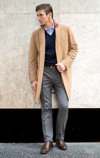 Wie dunkelblauen Pullunder mit dunkelgrauer Anzughose zu kombinieren – 4 Elegante Herren Outfits kalt Wetter: Erwägen Sie das Tragen von einem dunkelblauen Pullunder und einer dunkelgrauen Anzughose für einen stilvollen, eleganten Look. Braune Leder Oxford Schuhe sind eine ideale Wahl, um dieses Outfit zu vervollständigen.