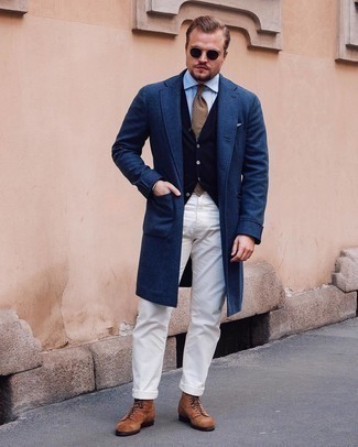Dunkelblauen Pullunder kombinieren – 206 Herren Outfits: Kombinieren Sie einen dunkelblauen Pullunder mit einer weißen Chinohose für Drinks nach der Arbeit. Eine braune Wildlederfreizeitstiefel sind eine ideale Wahl, um dieses Outfit zu vervollständigen.